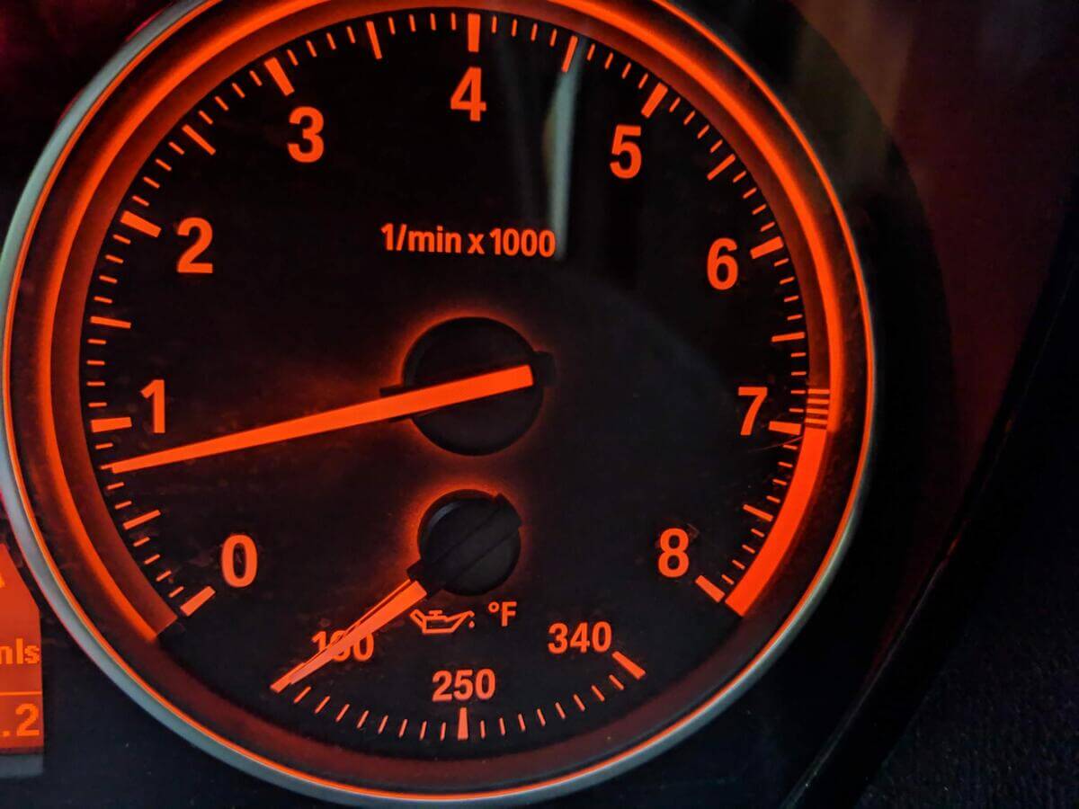 Engine oil temperature indicator