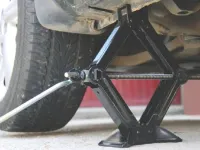 Aracı güvenli şekilde kriko ile kaldırma kılavuzu