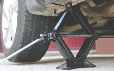 Come sollevare correttamente l’auto sul cric: guida di sicurezza