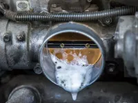 Kann ich die Drosselklappe reinigen, ohne sie auszubauen?