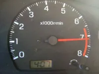 Que se passe-t-il à la voiture si vous conduisez avec le moteur à hauts régimes ?