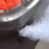 Cosa significa quando l'auto emette fumo grigio dallo scarico?
