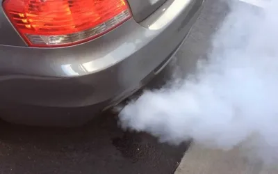 Fum gri pe evacuare: cauze principale și soluții pentru motoarele diesel