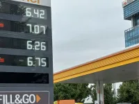 Guvernul doreste sa plafoneze preturile la carburanti. Cat ar trebui sa platesti la pompa?