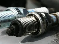 Hauptanzeichen/-symptome defekter Zündkerzen