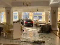 VIDEO: Sofer de BMW uita sa isi ia restul si intra cu masina direct in restaurant!