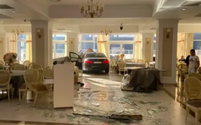 VIDEO: Sofer de BMW uita sa isi ia restul si intra cu masina direct in restaurant!