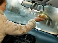 Warum bildet sich Kondensation auf den Autoscheiben?