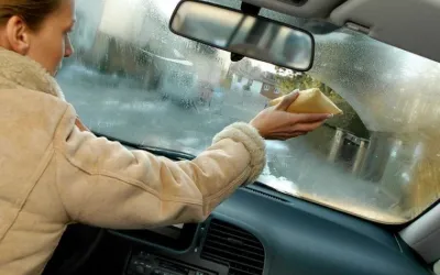 De ce apare condens pe geamurile mașinii și cum să rezolvi problema