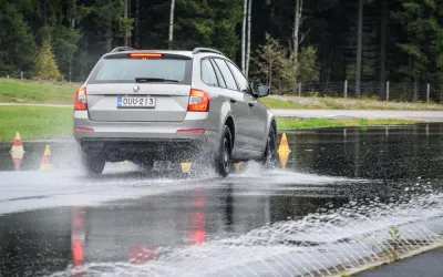 Distanța de oprire a mașinii de la 100 km/h - drumuri uscate vs ude
