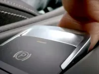 Frana de mână electronică în mers: ce se întâmplă când apeși butonul