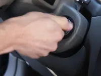 Que se passe-t-il lorsque vous tournez la cle avec le moteur en marche