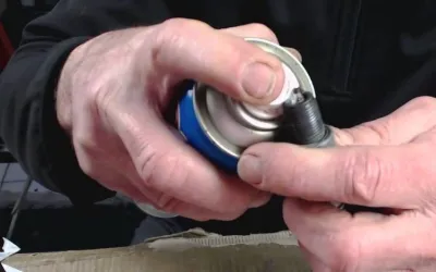 Curățarea bujiilor cu WD-40: ghid complet pentru întreținerea motorului