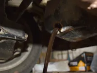 Schimbarea uleiului la 2 ani - Ce riscuri există și când trebuie făcut schimbul