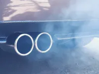 Blå røyk fra eksosrøret