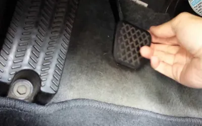 Cât de mult să apeși ambreiajul pentru a nu-l deteriora