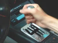 Când schimbi viteza, trebuie să ridici piciorul de pe accelerație?