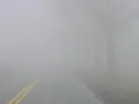 Cum să conduci în siguranță pe ceață: 6 sfaturi esențiale pentru reducerea riscului de accidente