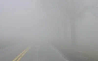 Cum să conduci în siguranță pe ceață: 6 sfaturi esențiale pentru reducerea riscului de accidente