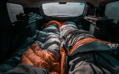 Este sigur să dormi în mașină cu motorul pornit? Riscuri și recomandări