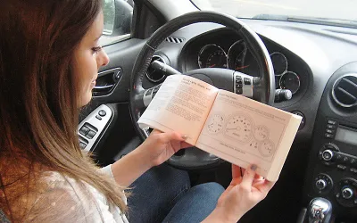 10 informații esențiale din manualul mașinii pe care orice șofer trebuie să le cunoască