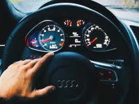 Est-il sûr de conduire si la voiture vibre en marche ?