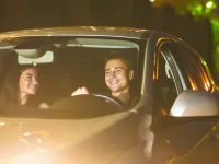 De ce nu este recomandat să conduci cu lumina aprinsă în habitaclu