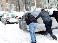 Mașina blocată în zăpadă - Ghid complet pentru ieșirea din impotmolire