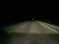 Conducerea nocturnă: de ce să reduci viteza când se întunecă