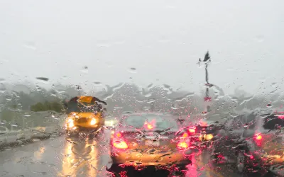 Consigli essenziali per la guida in condizioni di pioggia intensa