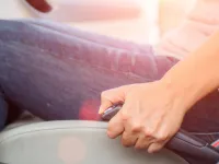 À quelle vitesse le moteur doit-il tourner lors du démarrage en côte ?