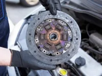 Cum să pornești mașina fără ambreiaj: tehnici de urgență și riscuri