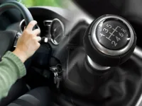 Pourquoi le moteur cale-t-il si l'on relâche l'embrayage trop rapidement ?