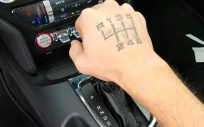 Cum să schimbi în treapta inferioară corect: ghidul pas cu pas pentru șoferii cu mașina manuală