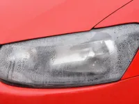 Wie kann man Wasser, das sich in den Scheinwerfern ansammelt, entfernen?