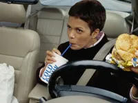 Direksiyon başında yemek yemenin tehlikeleri ve aracına zararları