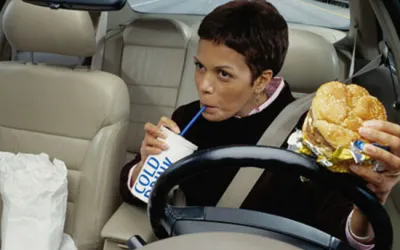 Warum Essen am Steuer gefährlich ist und dem Auto schadet