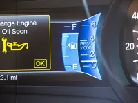 Con quale frequenza dovrebbe essere controllato l'olio dell'auto