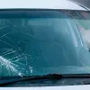 Warum bricht die Windschutzscheibe des Autos ohne ersichtlichen Grund?
