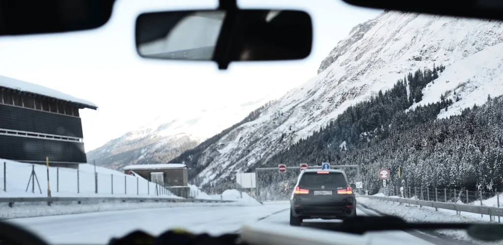 ​Téli autózás Romániában – melyik gumiabroncs teljesít jól a hegyvidéki utakon?
