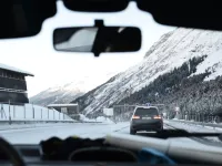 ​Téli autózás Romániában – melyik gumiabroncs teljesít jól a hegyvidéki utakon?