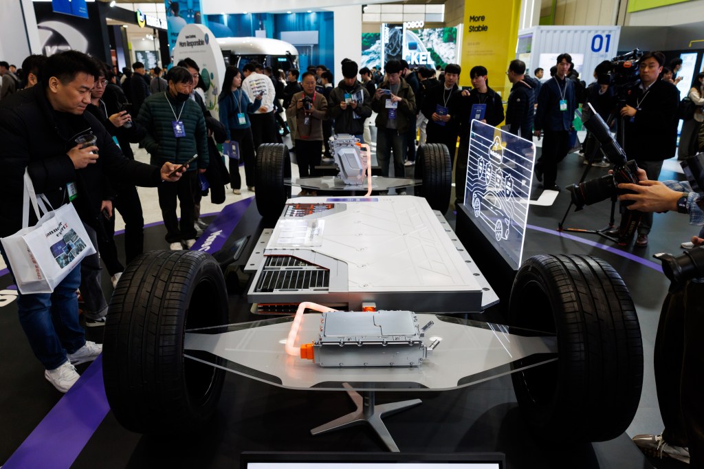 Expunere de baterii electrice la un salon auto