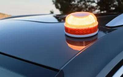 Spania renunță la triunghiurile reflectorizante – din 2026, Baliza V16 devine obligatorie pentru toate mașinile