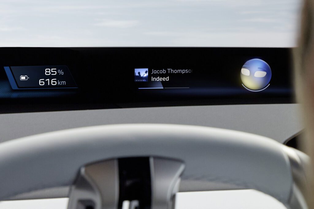 BMW iX3 cu asistent vocal Amazon Alexa+