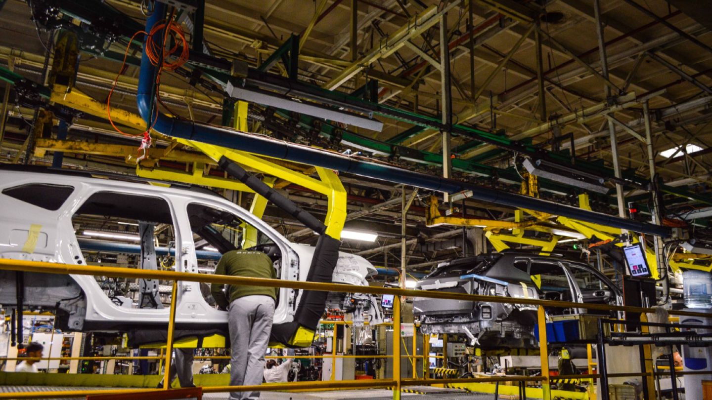 Dacia pregătește un nou val de plecări voluntare, cu prime care pot urca până la 50.000 de euro. Miza: ajustarea producției și a costurilor în 2026