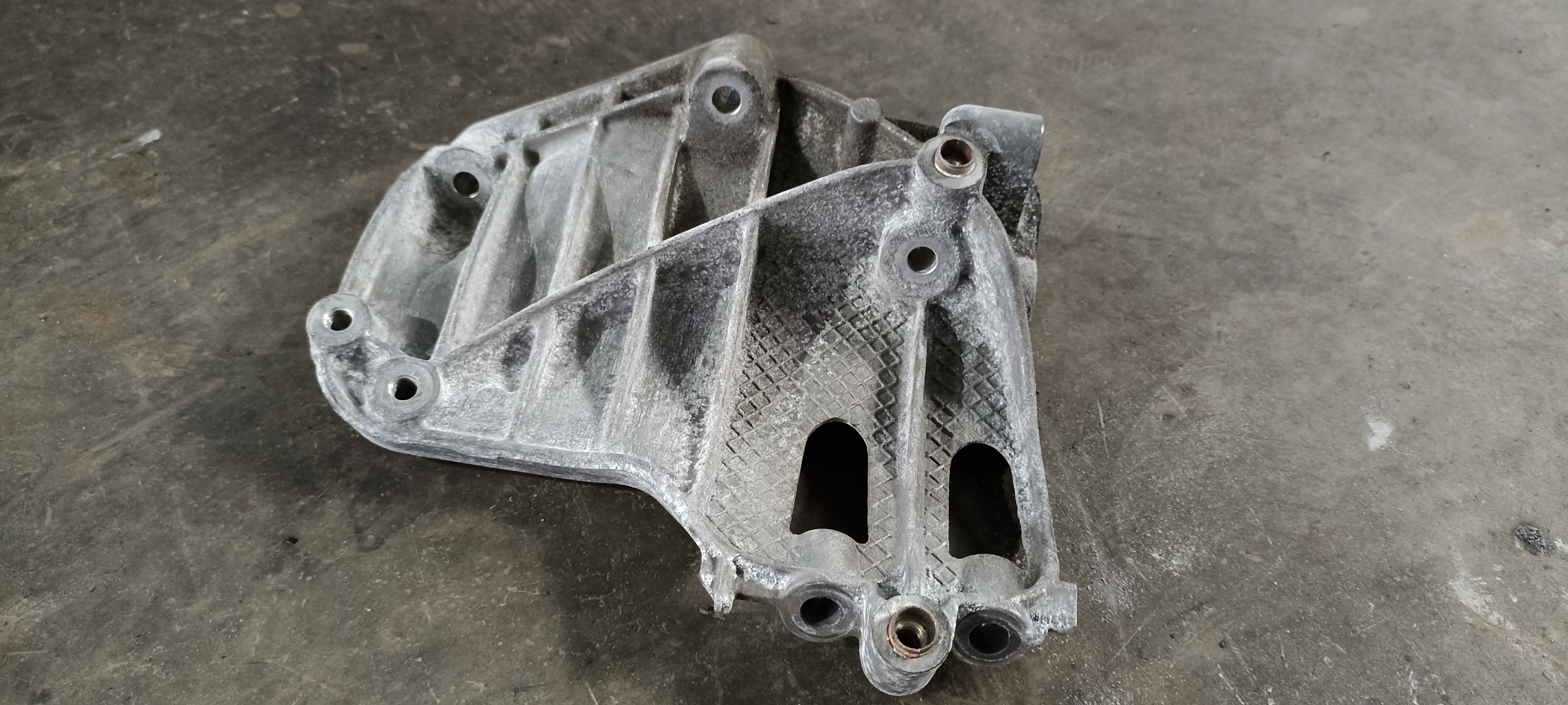 Suport compresor AC BMW X6 F16 benzina, tip motor N55, 6455 7585167