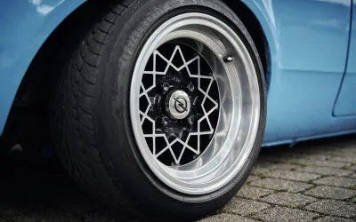 Ce diferențe de compoziție există între anvelopele pentru autoturisme și cele pentru motociclete?