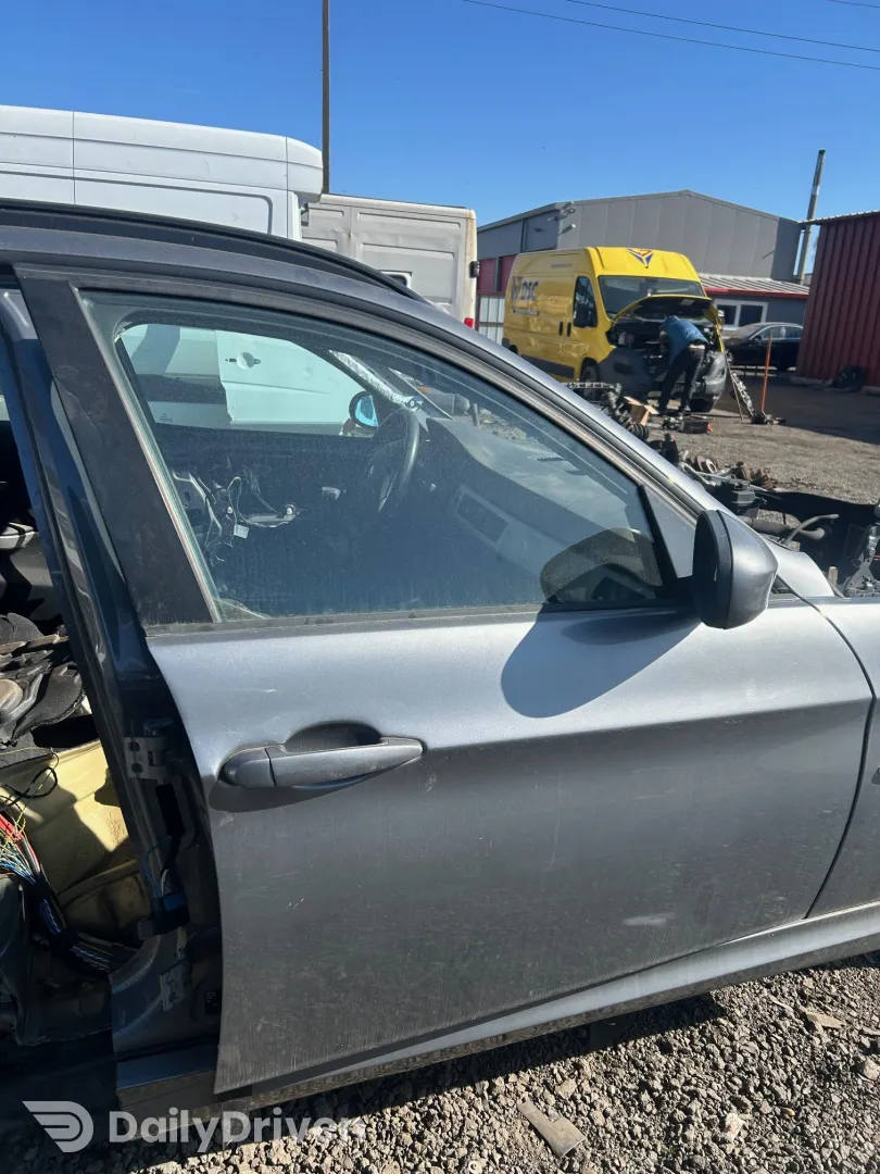 Usa dreapta fata BMW Seria 3 E90 E91 cod culoare A52