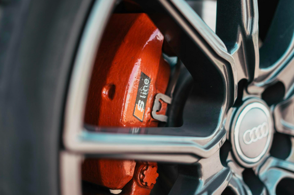 Probleme ale sistemului de frânare pe care fiecare șofer ar trebui să le ia în serios