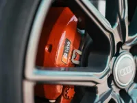 Probleme ale sistemului de frânare pe care fiecare șofer ar trebui să le ia în serios